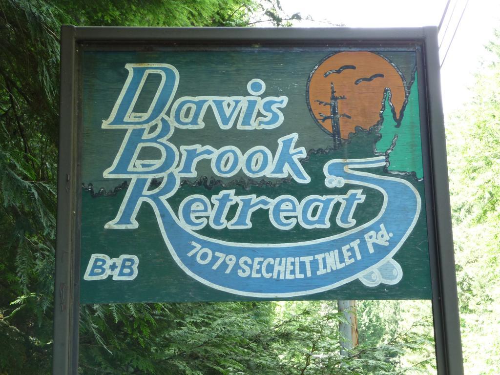 Davis Brook Retreat Bed & Breakfast Sechelt Bagian luar foto