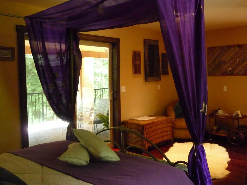 Davis Brook Retreat Bed & Breakfast Sechelt Bagian luar foto