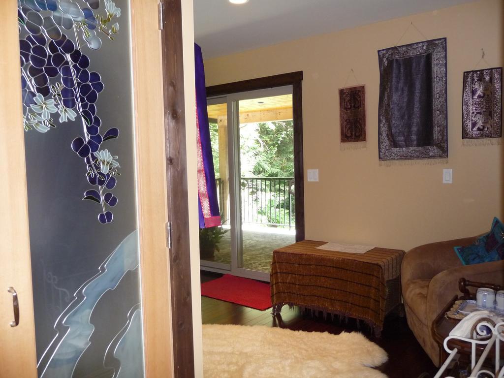 Davis Brook Retreat Bed & Breakfast Sechelt Bagian luar foto