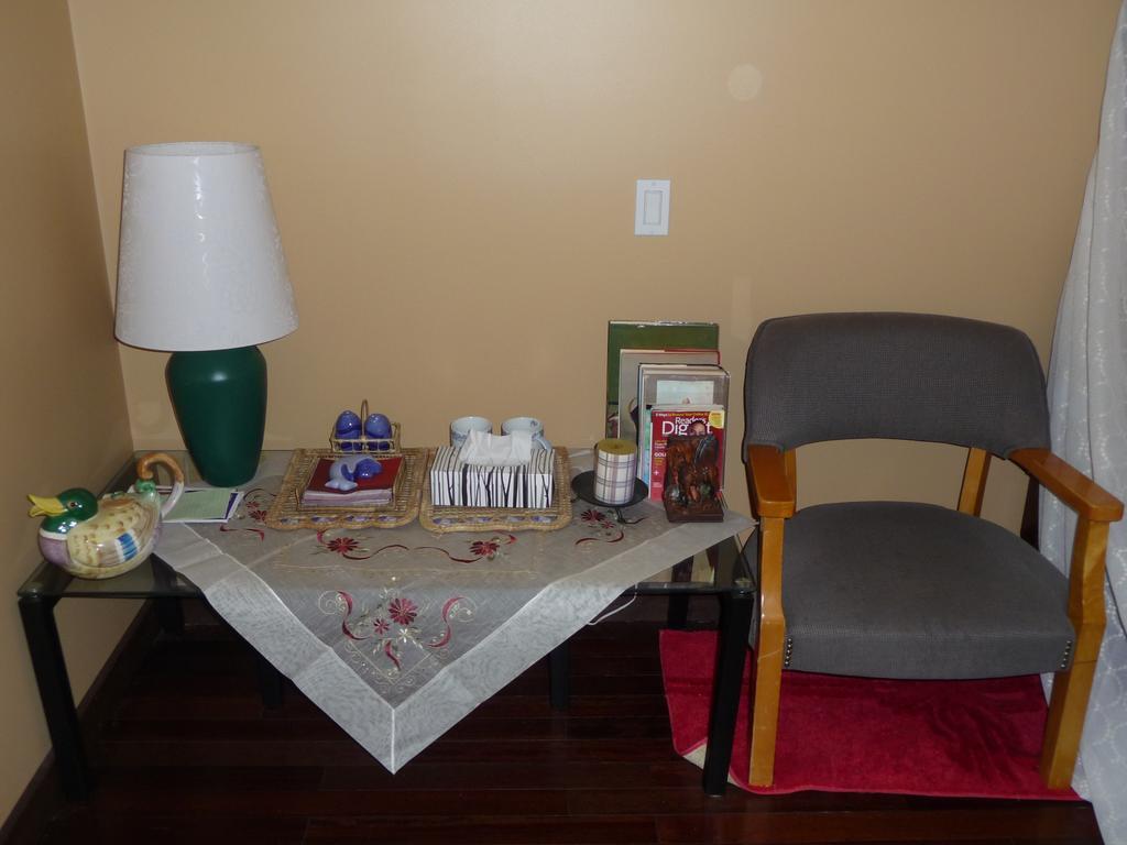Davis Brook Retreat Bed & Breakfast Sechelt Bagian luar foto