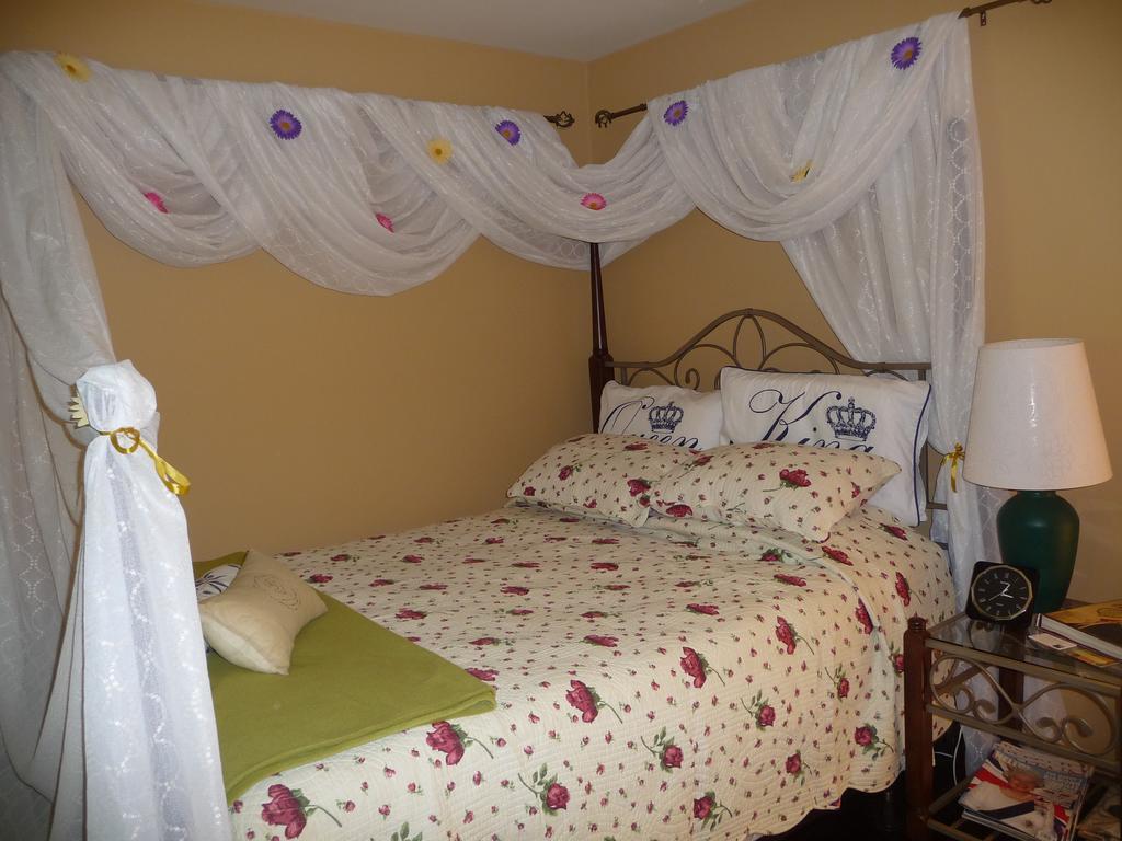 Davis Brook Retreat Bed & Breakfast Sechelt Bagian luar foto