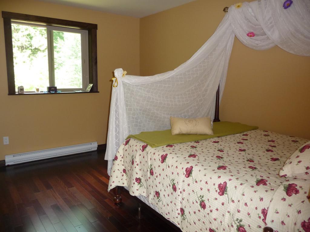 Davis Brook Retreat Bed & Breakfast Sechelt Bagian luar foto