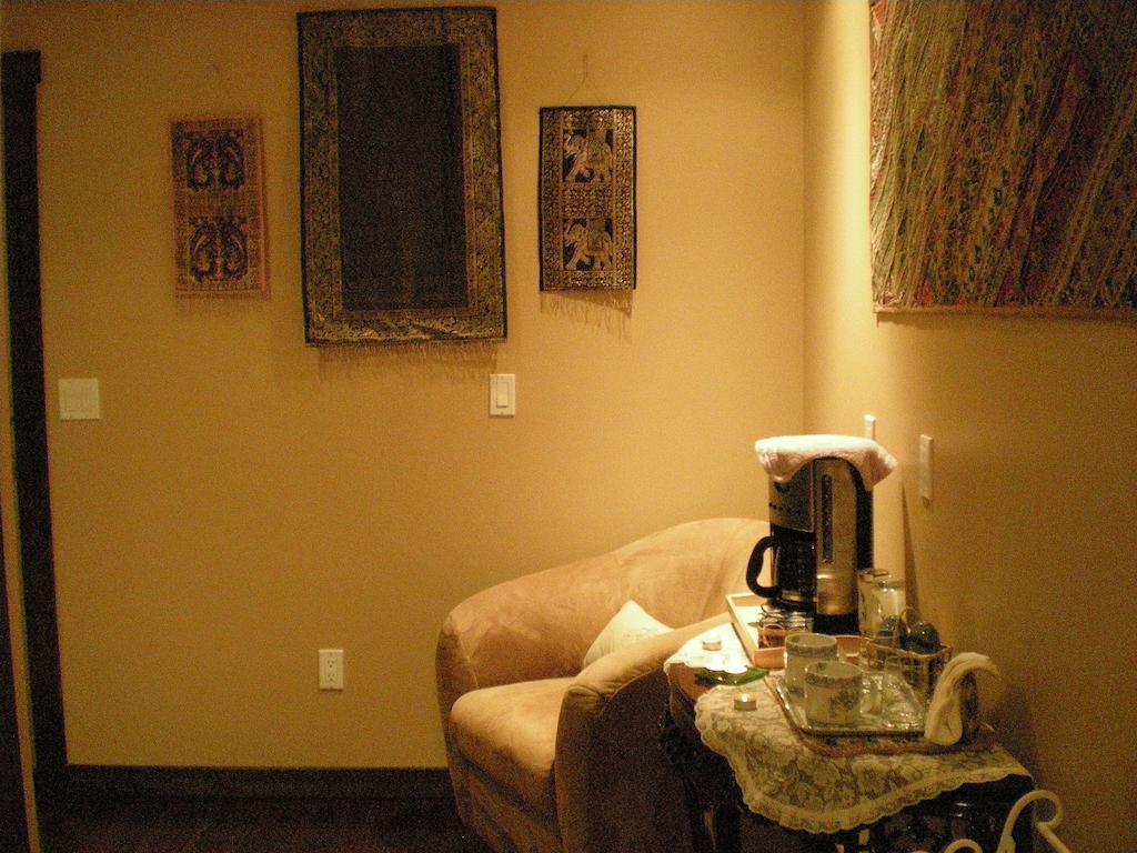 Davis Brook Retreat Bed & Breakfast Sechelt Bagian luar foto