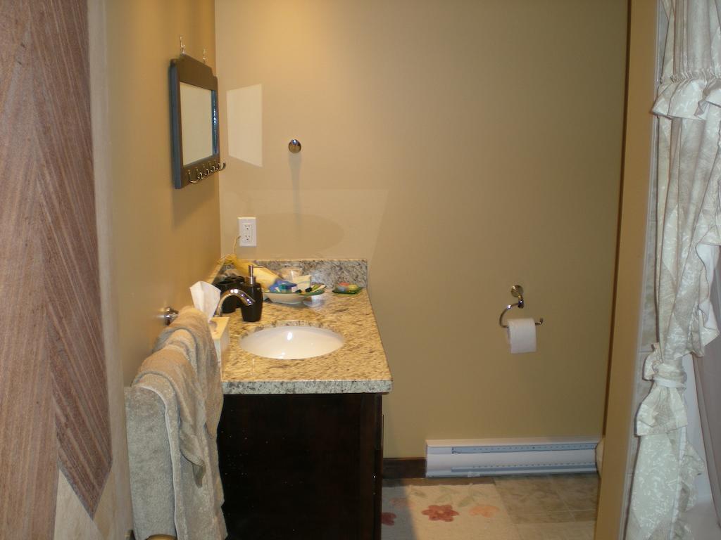 Davis Brook Retreat Bed & Breakfast Sechelt Ruang foto
