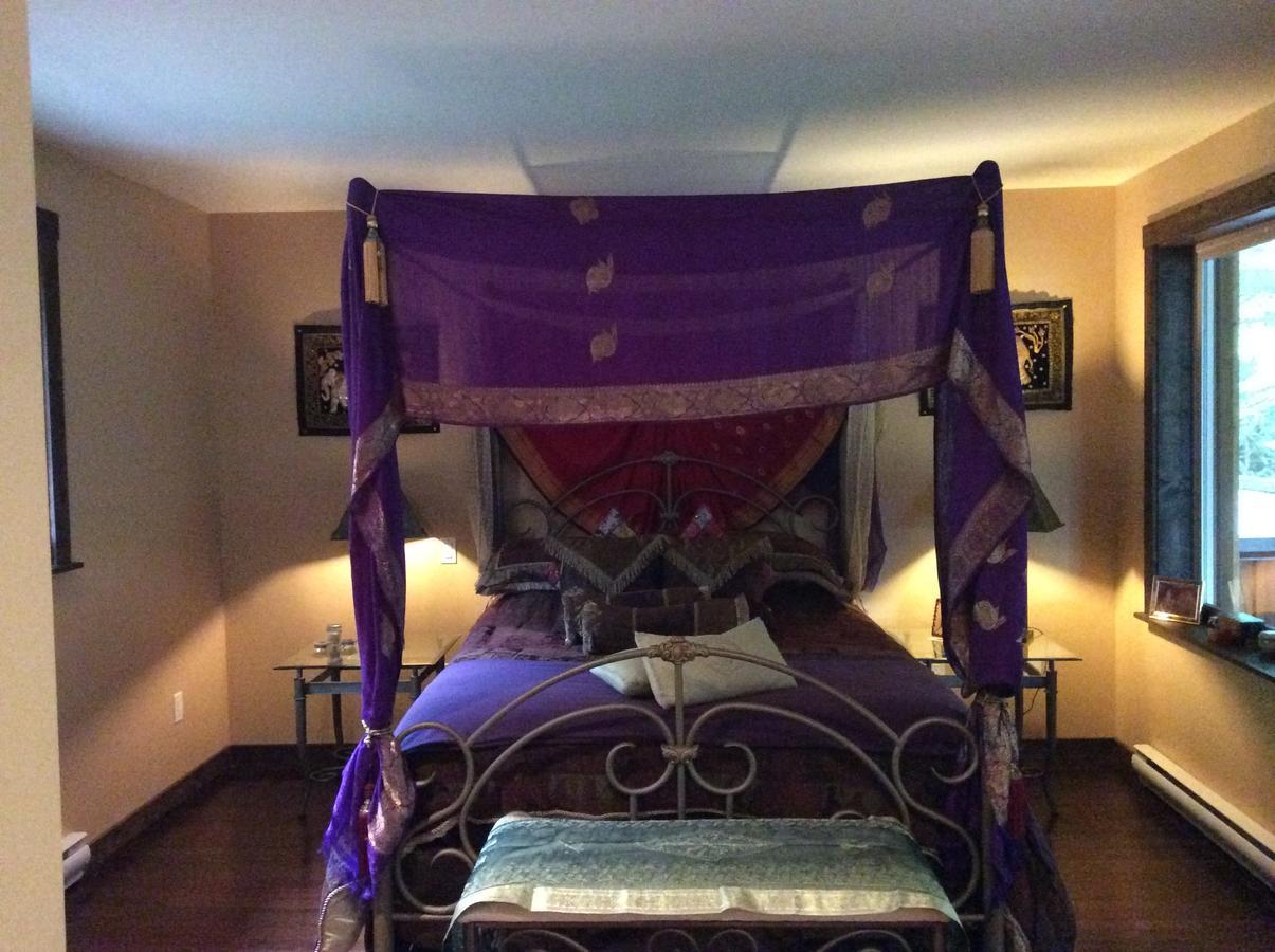 Davis Brook Retreat Bed & Breakfast Sechelt Bagian luar foto