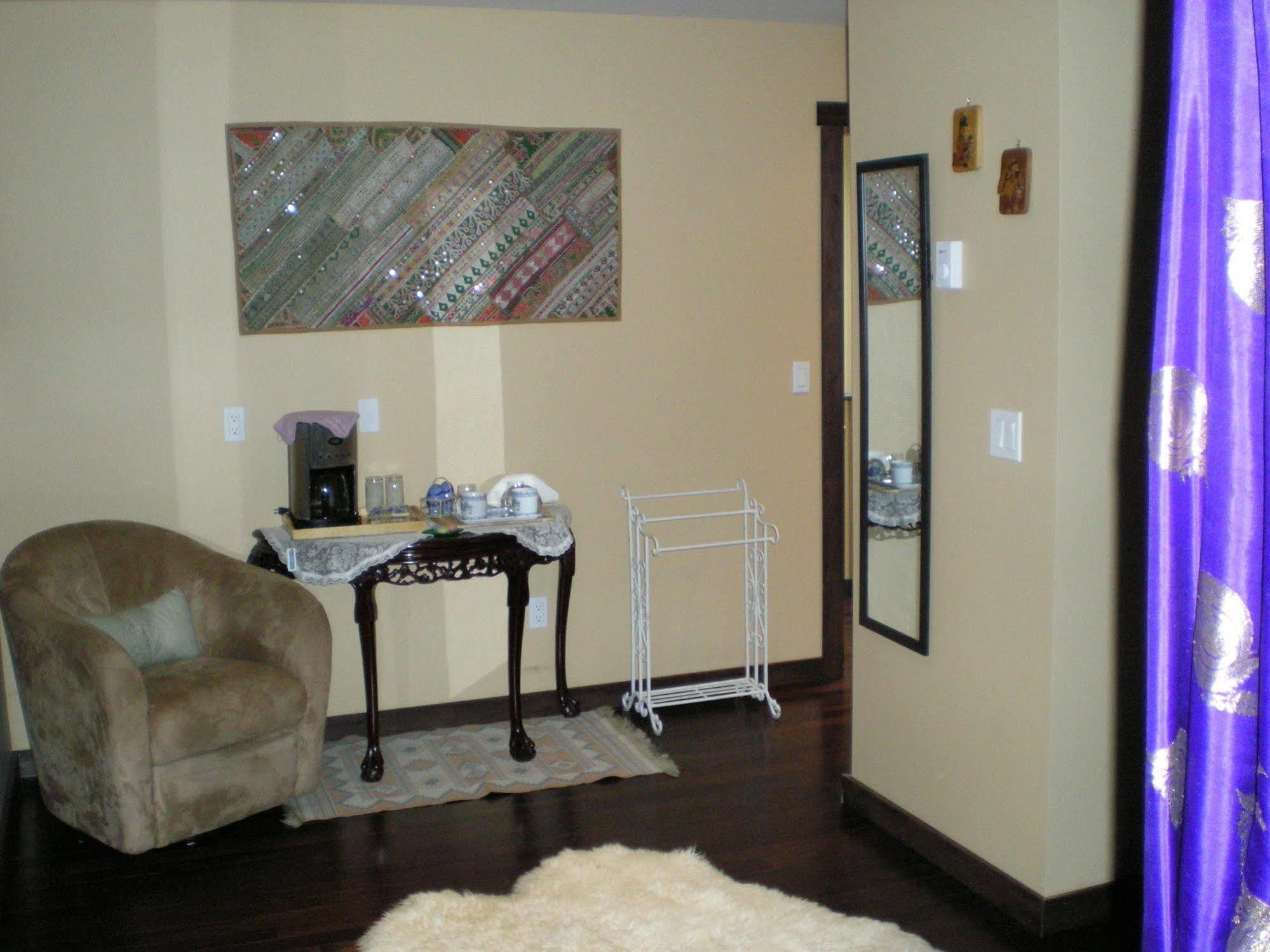 Davis Brook Retreat Bed & Breakfast Sechelt Bagian luar foto
