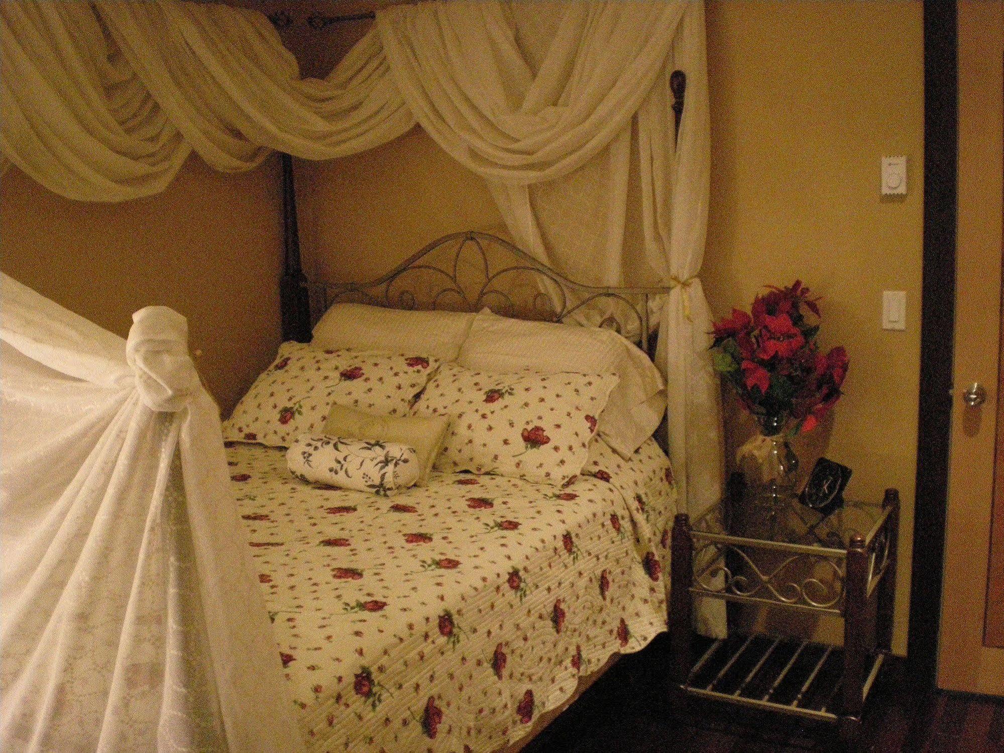 Davis Brook Retreat Bed & Breakfast Sechelt Bagian luar foto