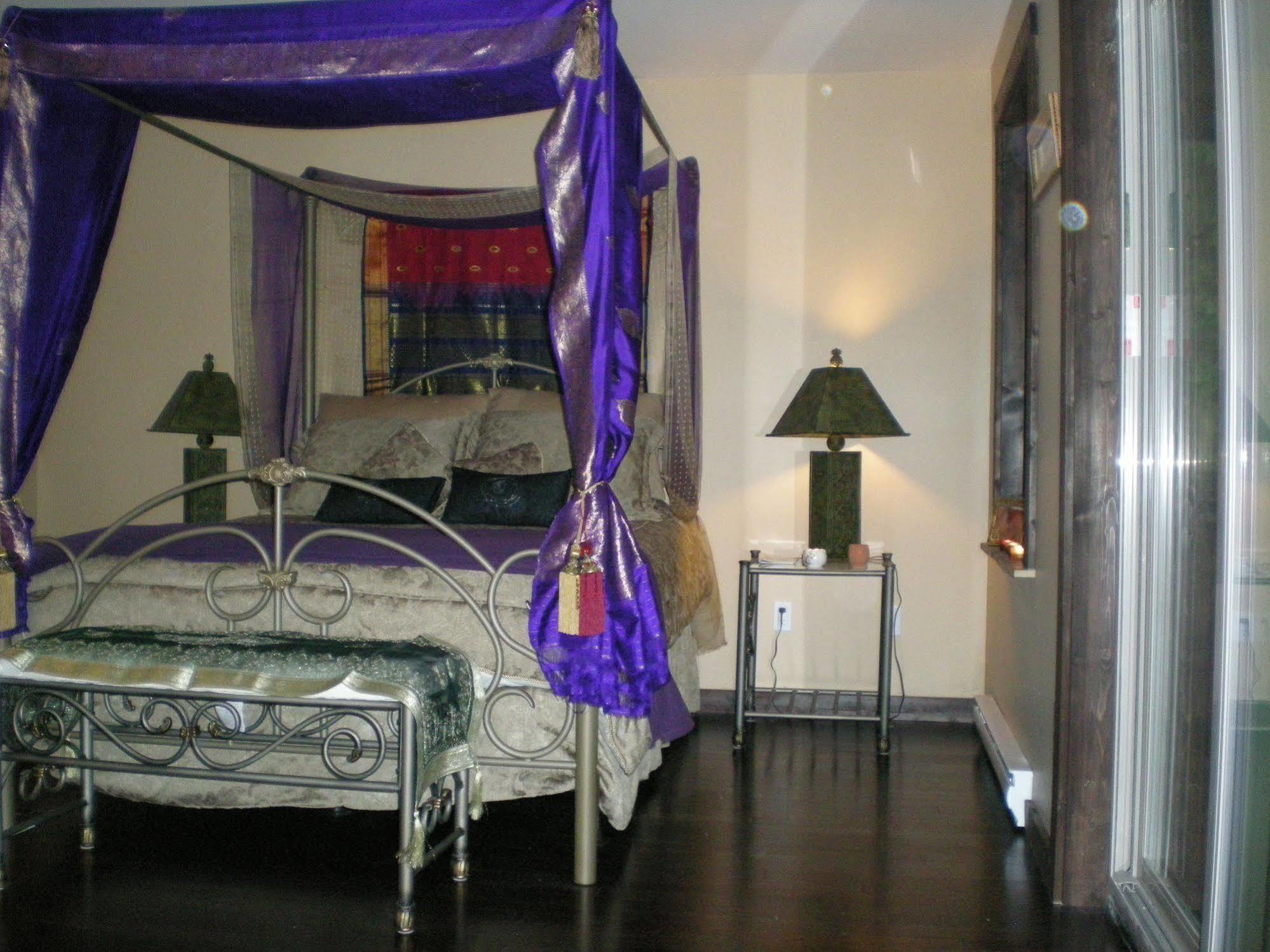 Davis Brook Retreat Bed & Breakfast Sechelt Bagian luar foto