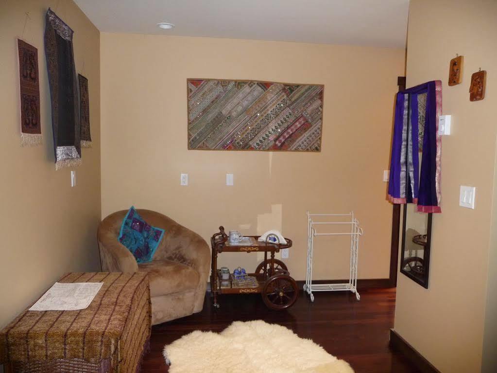 Davis Brook Retreat Bed & Breakfast Sechelt Bagian luar foto